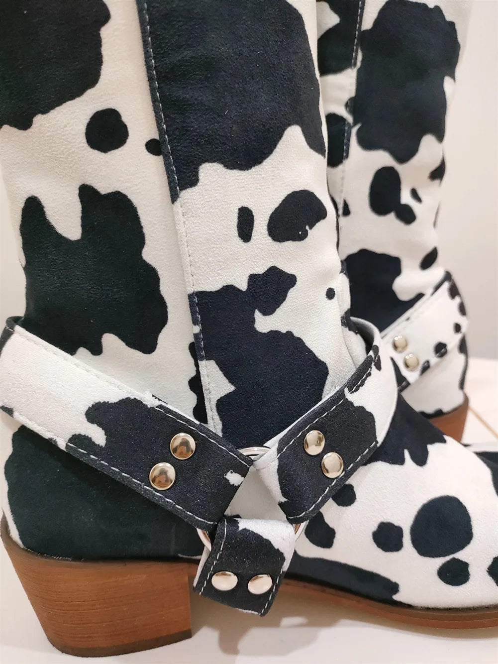 Western Black White Buckle Detail